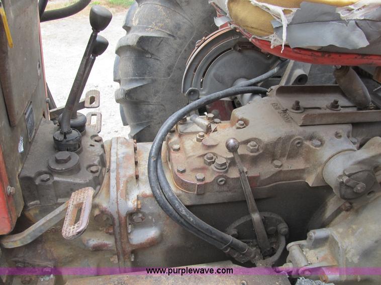 image for item B2762 1972 Massey-Ferguson 165 tractor