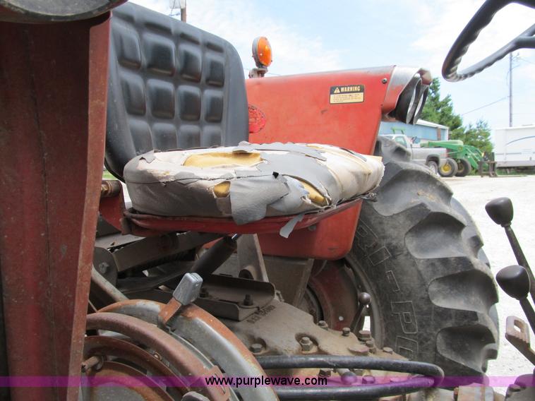 image for item B2762 1972 Massey-Ferguson 165 tractor