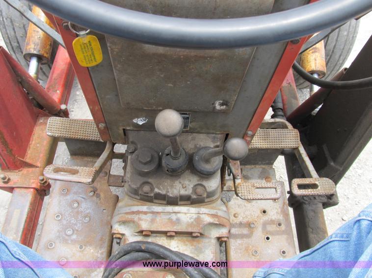 image for item B2762 1972 Massey-Ferguson 165 tractor