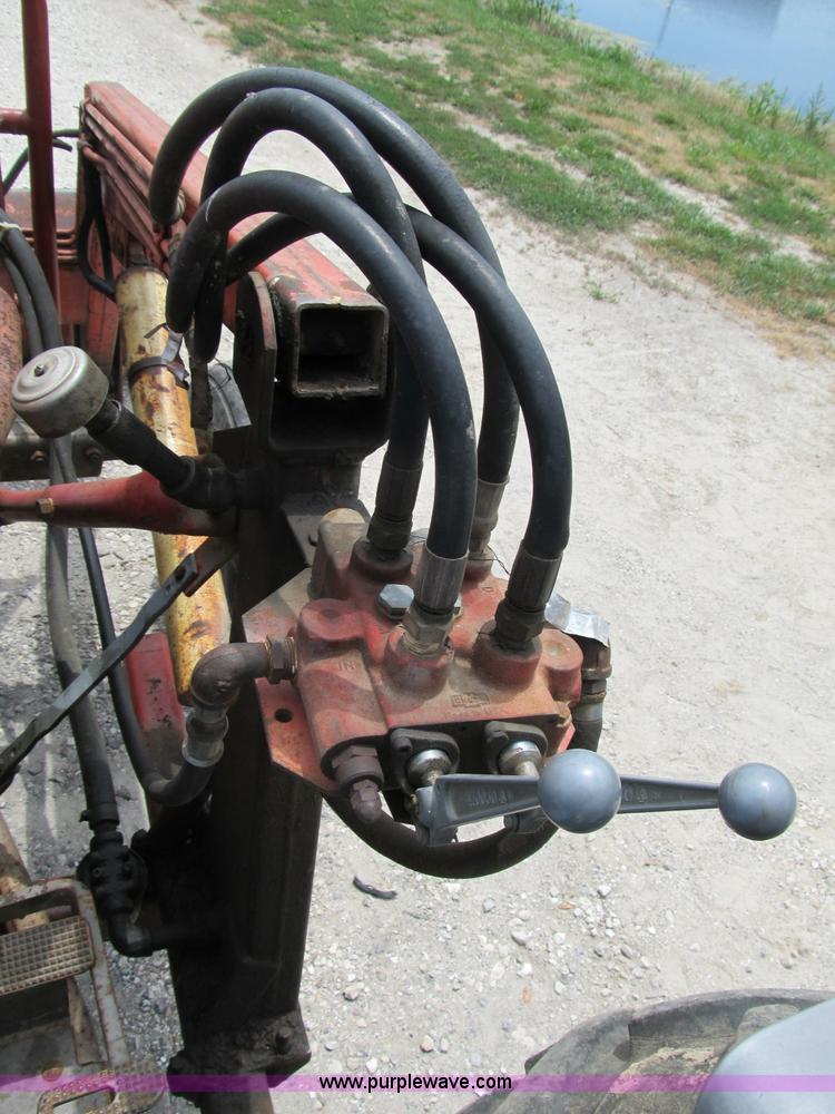 image for item B2762 1972 Massey-Ferguson 165 tractor