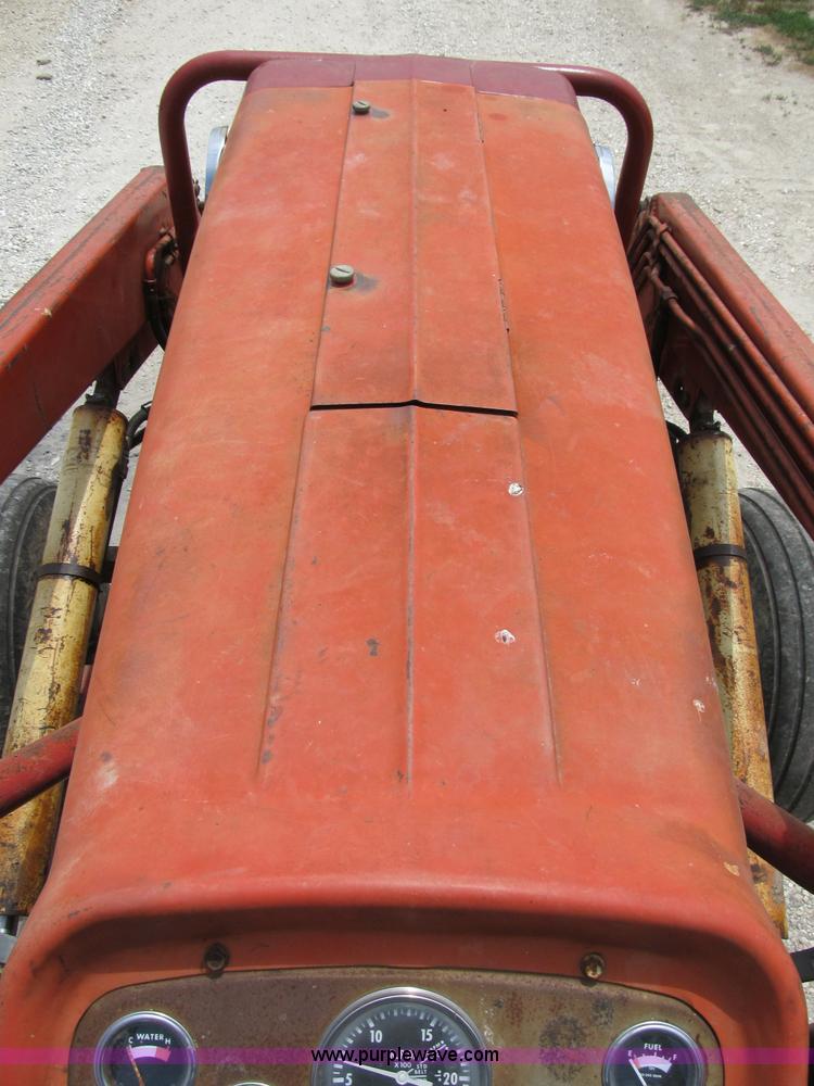 image for item B2762 1972 Massey-Ferguson 165 tractor
