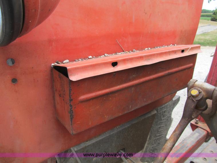 image for item B2762 1972 Massey-Ferguson 165 tractor