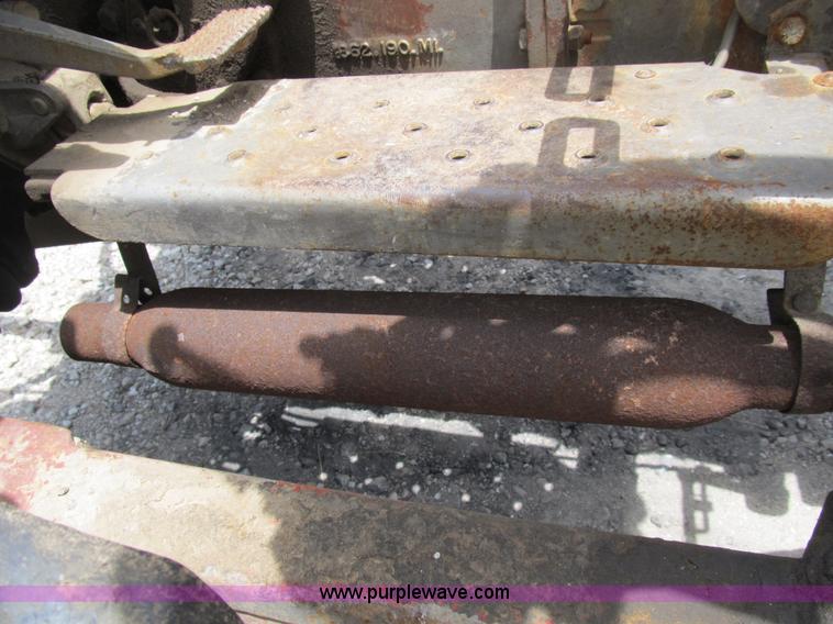 image for item B2762 1972 Massey-Ferguson 165 tractor