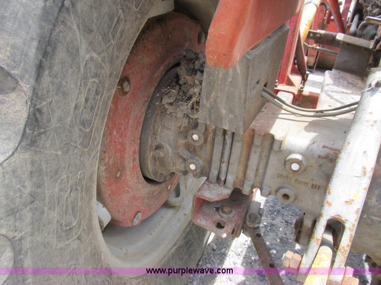 image for item B2762 1972 Massey-Ferguson 165 tractor