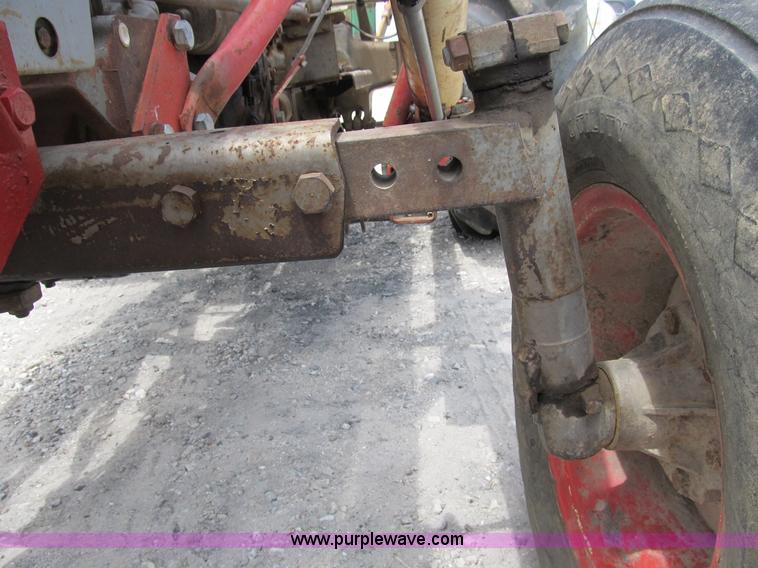 image for item B2762 1972 Massey-Ferguson 165 tractor