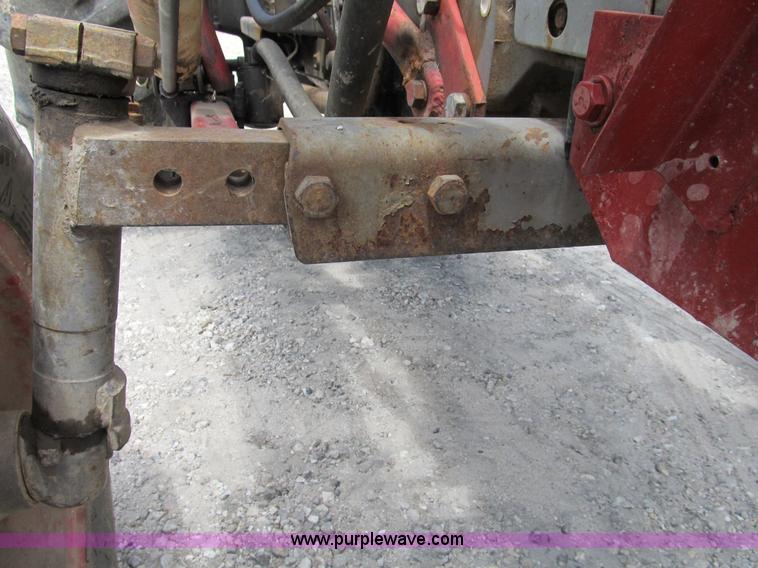 image for item B2762 1972 Massey-Ferguson 165 tractor