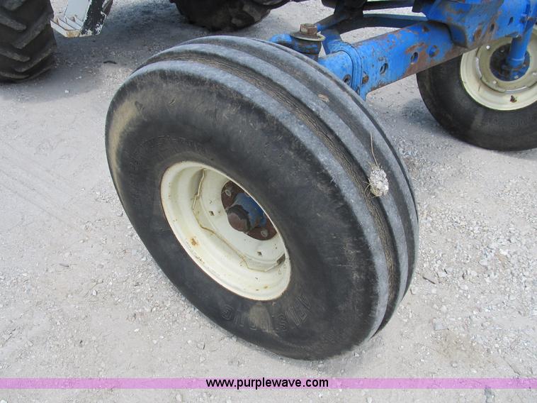 image for item B2763 1976 Ford 9600 row crop tractor