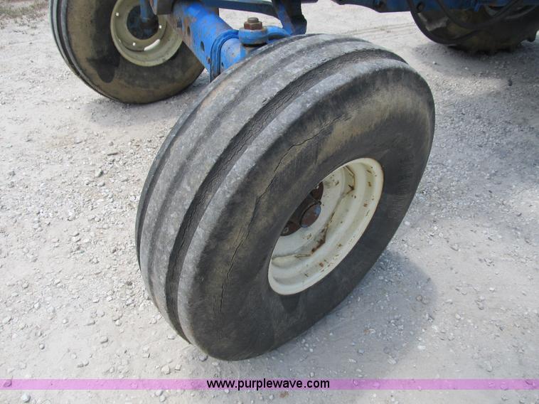 image for item B2763 1976 Ford 9600 row crop tractor