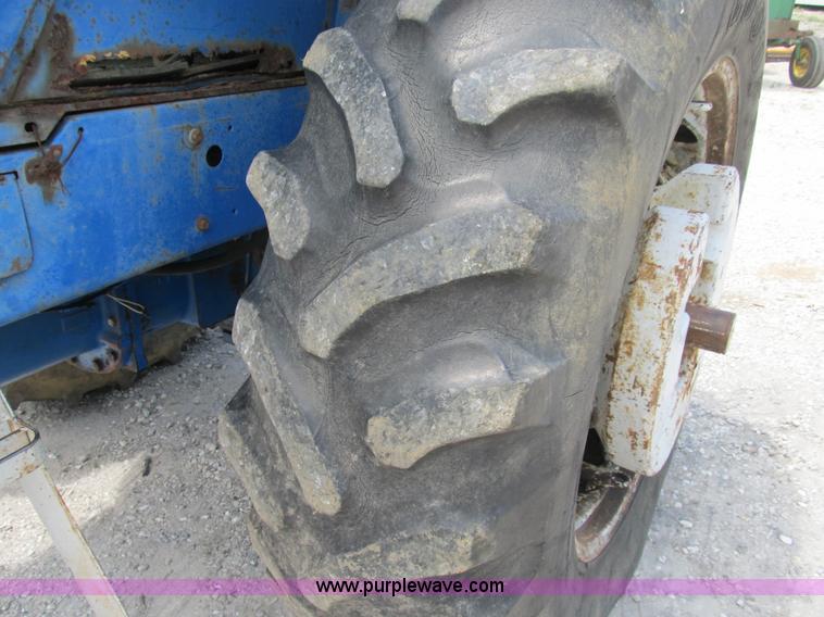 image for item B2763 1976 Ford 9600 row crop tractor