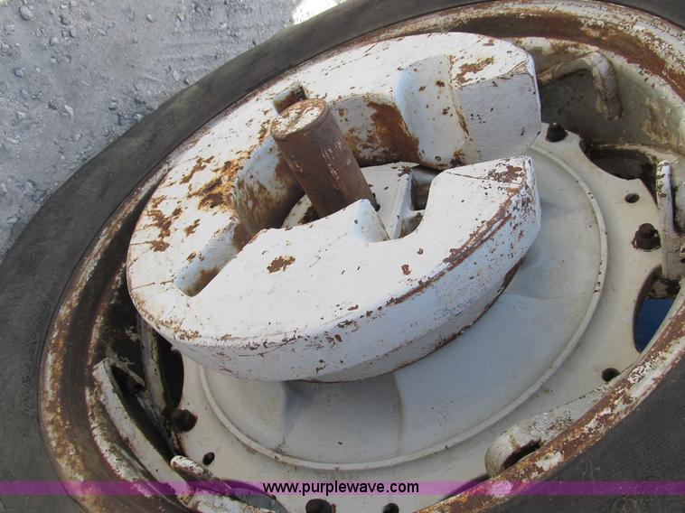 image for item B2763 1976 Ford 9600 row crop tractor