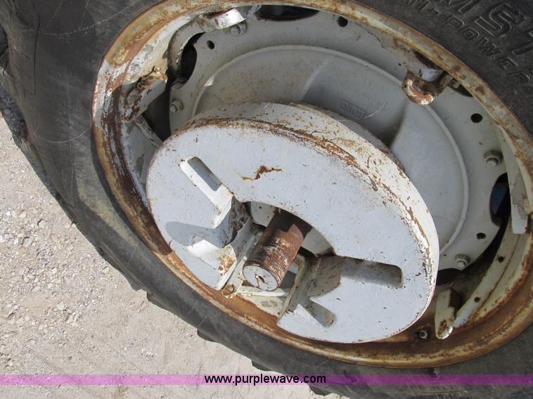 image for item B2763 1976 Ford 9600 row crop tractor