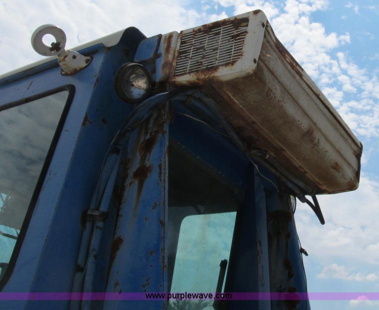 image for item B2763 1976 Ford 9600 row crop tractor