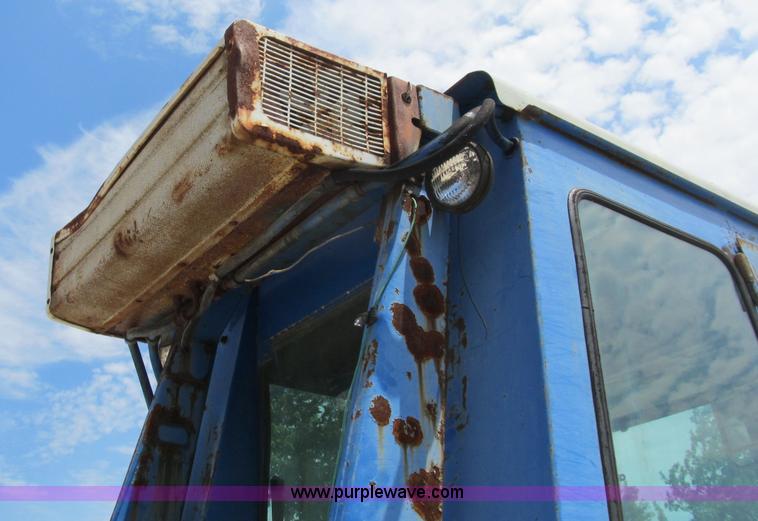 image for item B2763 1976 Ford 9600 row crop tractor