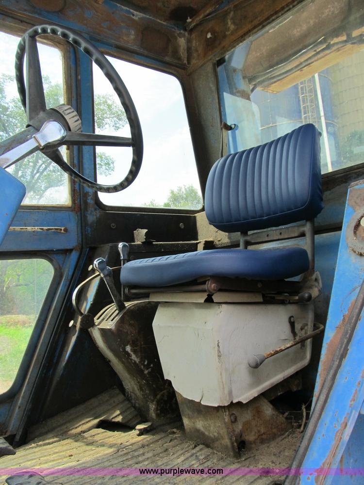 image for item B2763 1976 Ford 9600 row crop tractor
