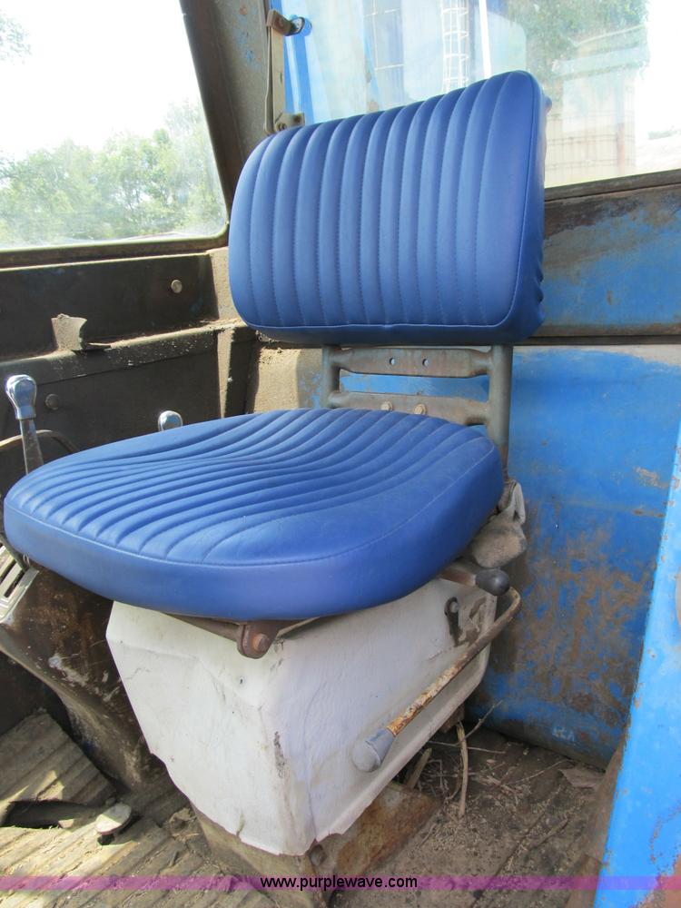 image for item B2763 1976 Ford 9600 row crop tractor