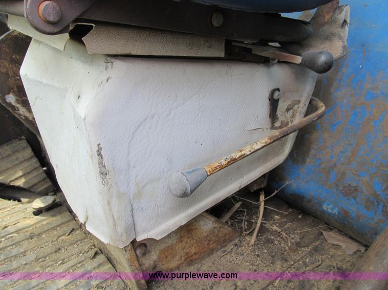 image for item B2763 1976 Ford 9600 row crop tractor