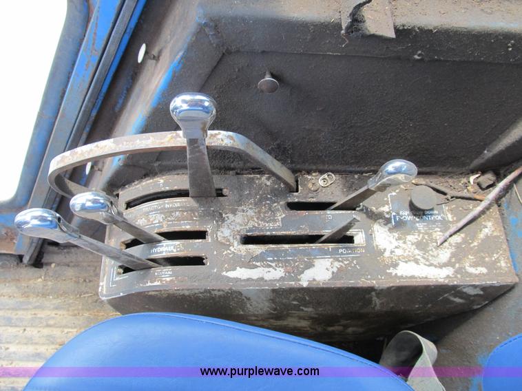 image for item B2763 1976 Ford 9600 row crop tractor