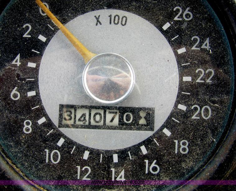 image for item B2763 1976 Ford 9600 row crop tractor