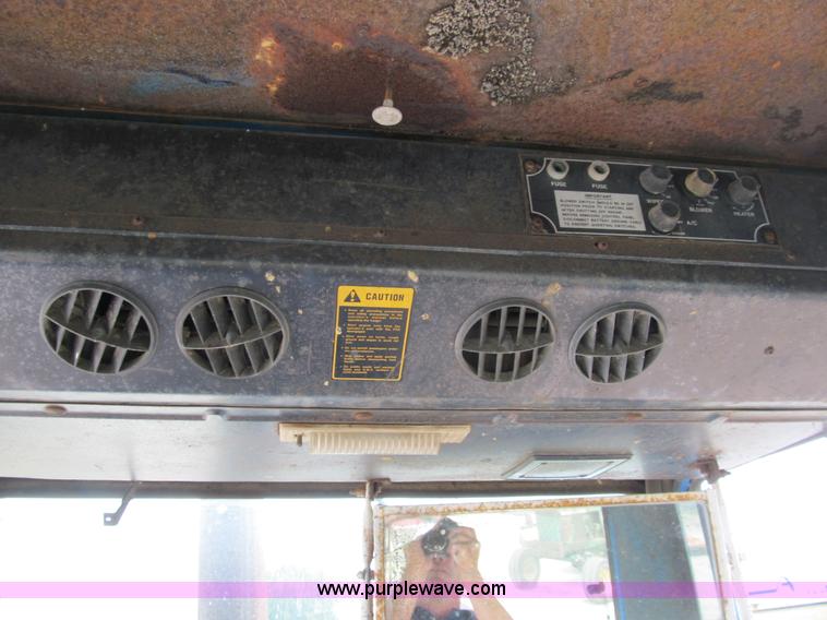 image for item B2763 1976 Ford 9600 row crop tractor