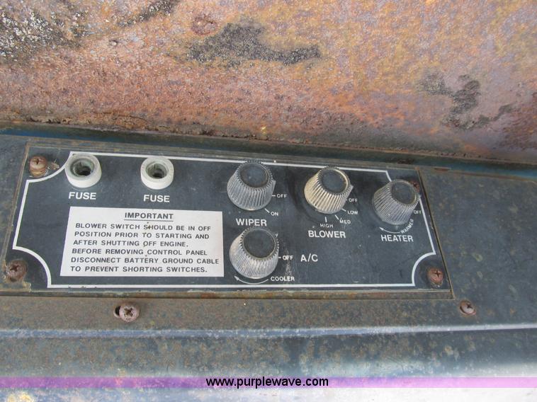 image for item B2763 1976 Ford 9600 row crop tractor
