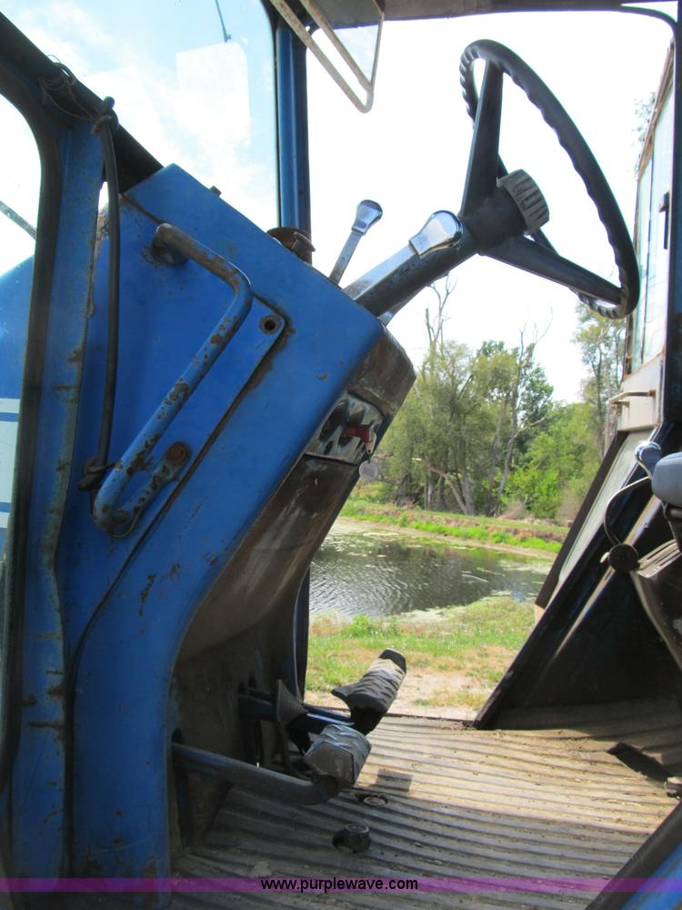 image for item B2763 1976 Ford 9600 row crop tractor