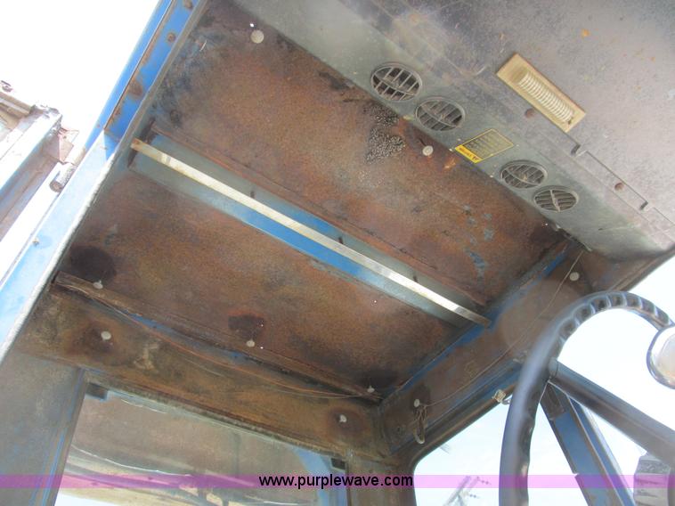 image for item B2763 1976 Ford 9600 row crop tractor