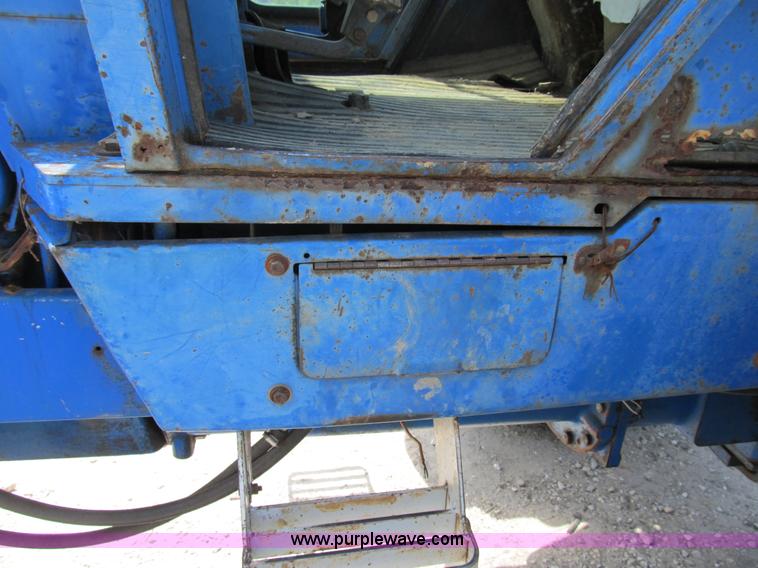 image for item B2763 1976 Ford 9600 row crop tractor