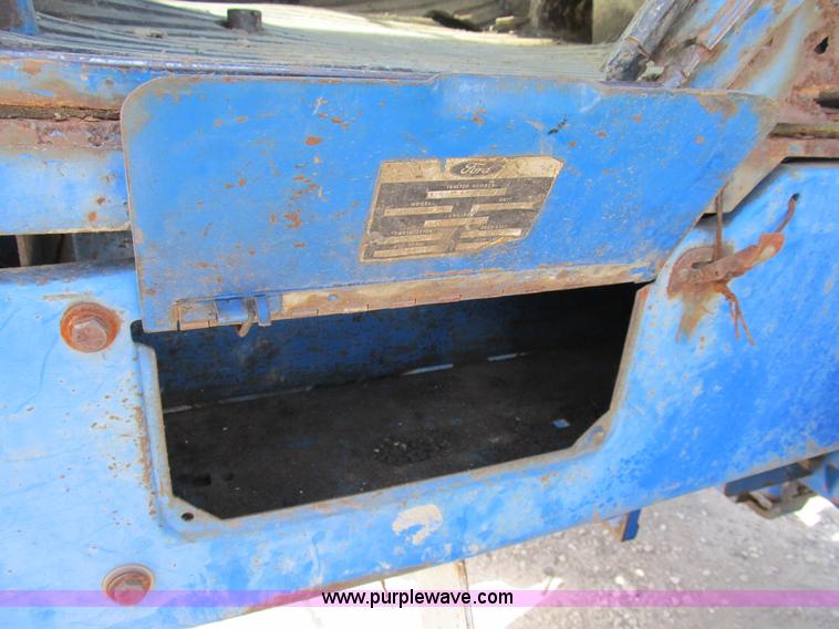 image for item B2763 1976 Ford 9600 row crop tractor