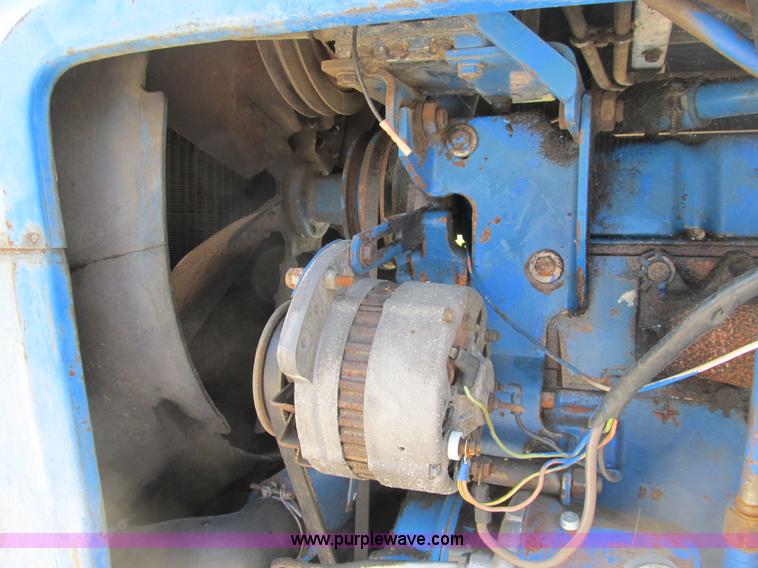 image for item B2763 1976 Ford 9600 row crop tractor