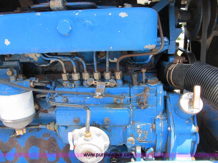 image for item B2763 1976 Ford 9600 row crop tractor