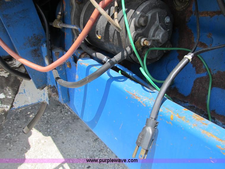 image for item B2763 1976 Ford 9600 row crop tractor