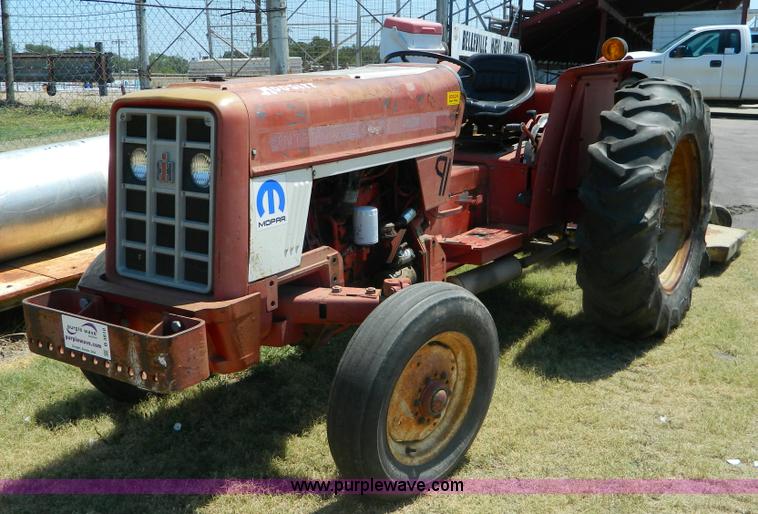 image for item B3810 1976 International 464 tractor