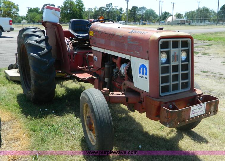 image for item B3810 1976 International 464 tractor