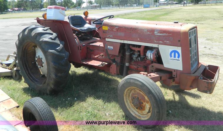 image for item B3810 1976 International 464 tractor