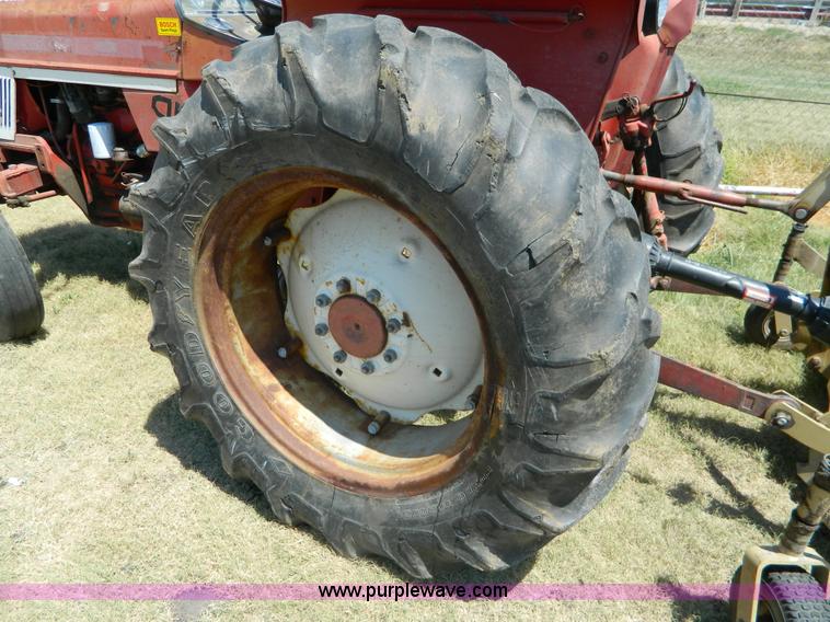image for item B3810 1976 International 464 tractor