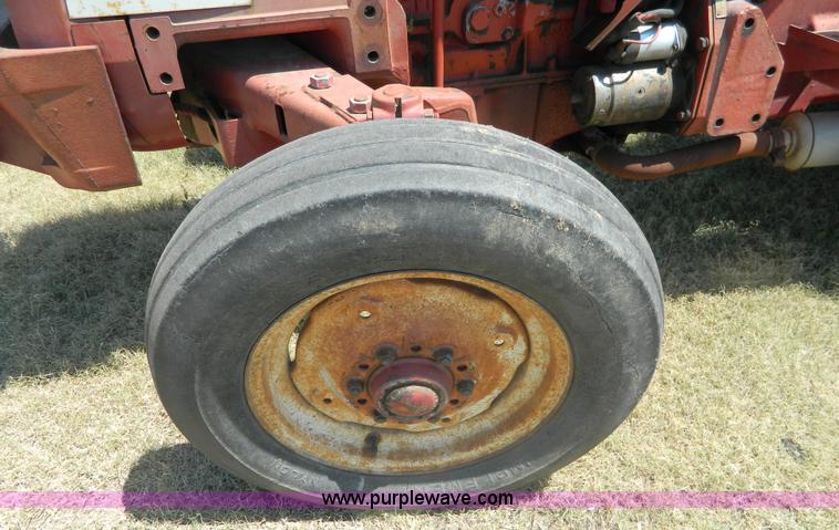 image for item B3810 1976 International 464 tractor