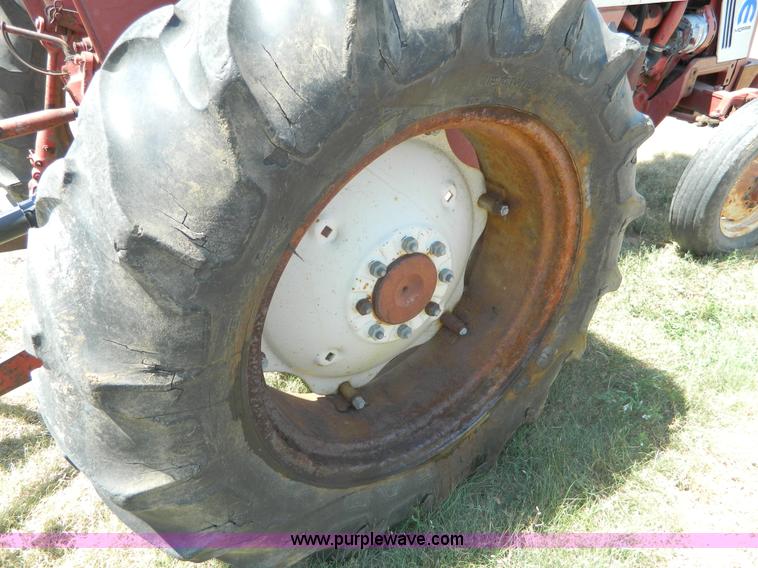 image for item B3810 1976 International 464 tractor