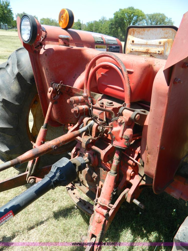 image for item B3810 1976 International 464 tractor