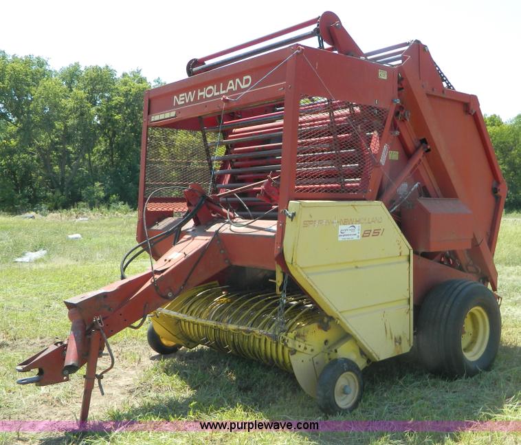 image for item B3812 1979 New Holland 851 round baler