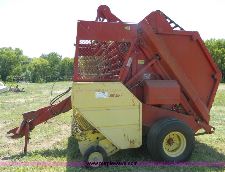 image for item B3812 1979 New Holland 851 round baler