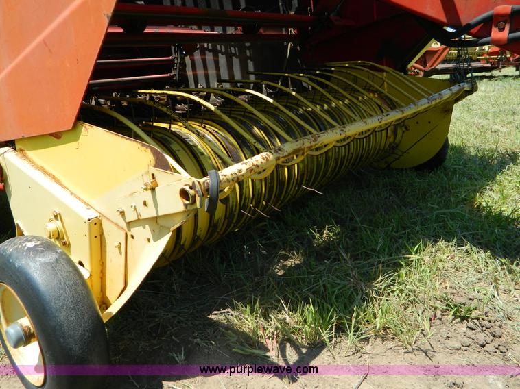 image for item B3812 1979 New Holland 851 round baler