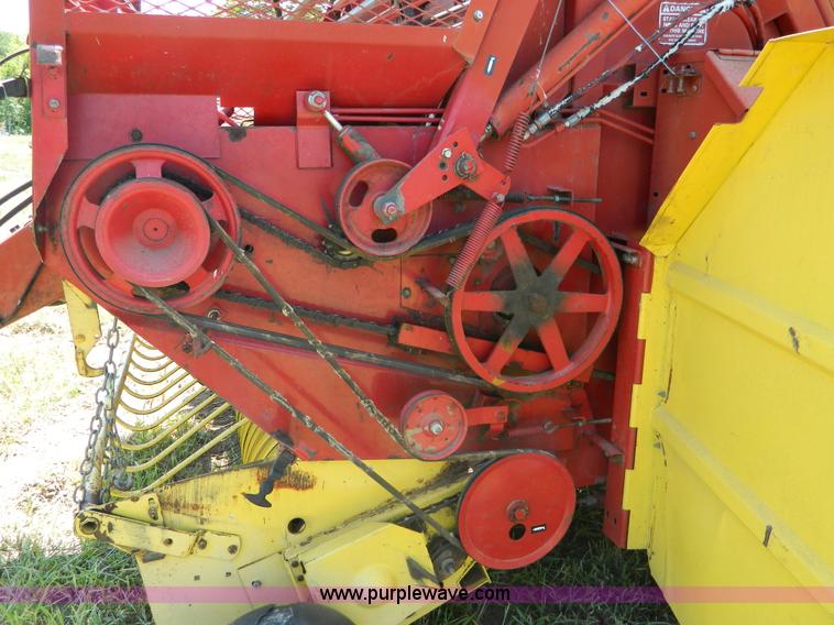 image for item B3812 1979 New Holland 851 round baler