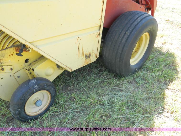 image for item B3812 1979 New Holland 851 round baler
