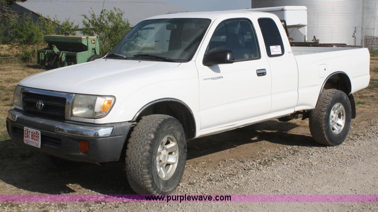 image for item B6870 2000 Toyota Tacoma SR5 extended cab pickup truck