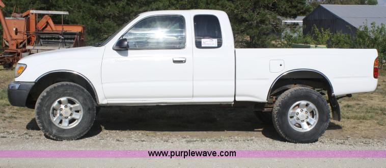 image for item B6870 2000 Toyota Tacoma SR5 extended cab pickup truck