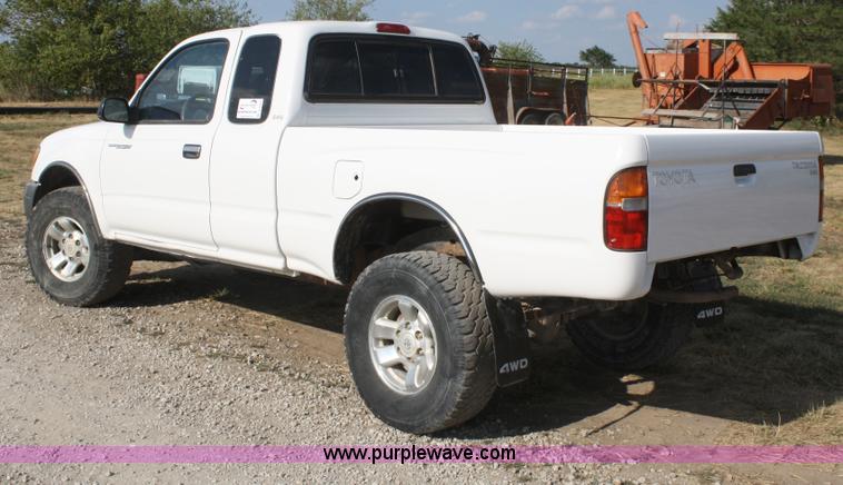 image for item B6870 2000 Toyota Tacoma SR5 extended cab pickup truck