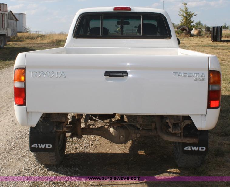 image for item B6870 2000 Toyota Tacoma SR5 extended cab pickup truck