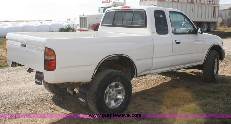 image for item B6870 2000 Toyota Tacoma SR5 extended cab pickup truck