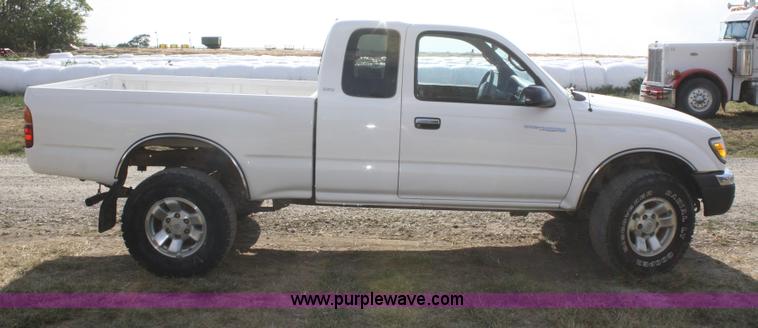 image for item B6870 2000 Toyota Tacoma SR5 extended cab pickup truck