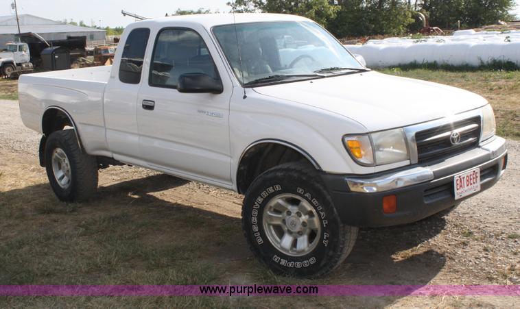 image for item B6870 2000 Toyota Tacoma SR5 extended cab pickup truck